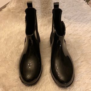 NIB“Hannah” item #180261 black glossy rubber rain short/ankle boot women size 9